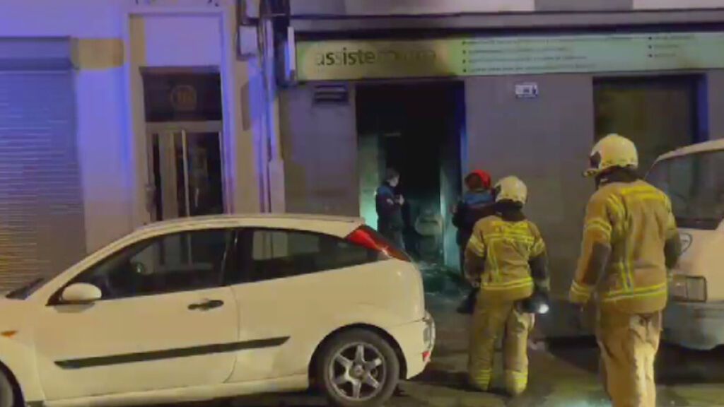 Los vecinos del barrio coruñés de Os Mallos estallan tras un incendio en un “narcobajo” okupado
