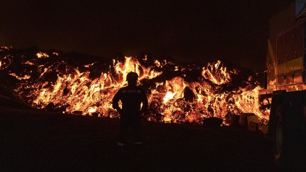 El peligro de medir los gases del volcán: la UME a pocos metros de la lava