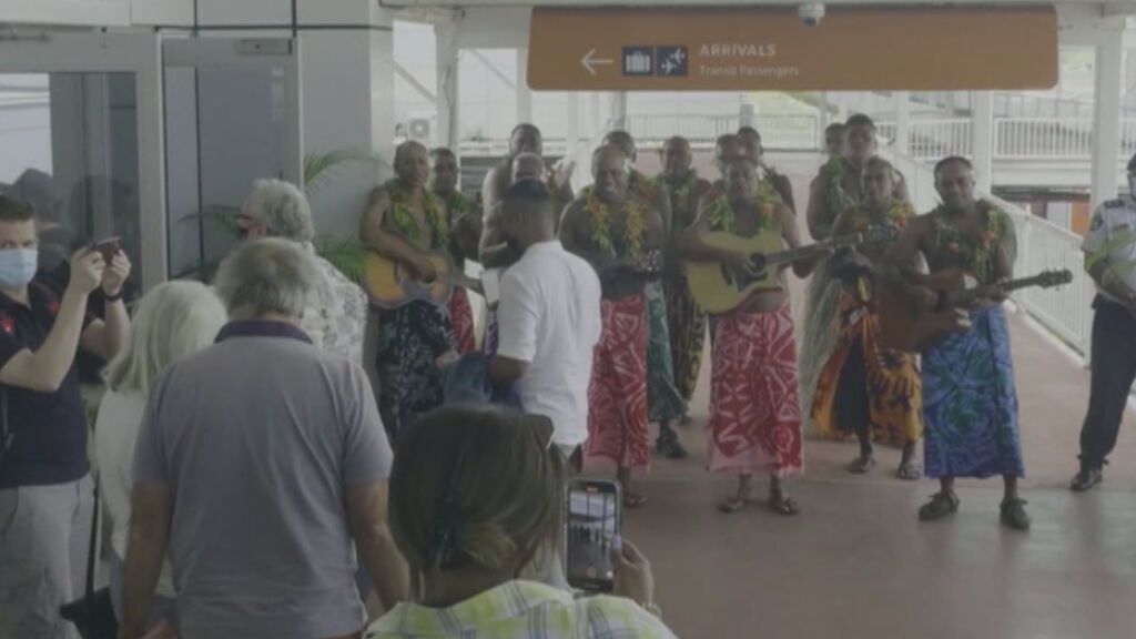 Fiyi recibe con música y bailes a los primeros turistas internacionales desde la pandemia