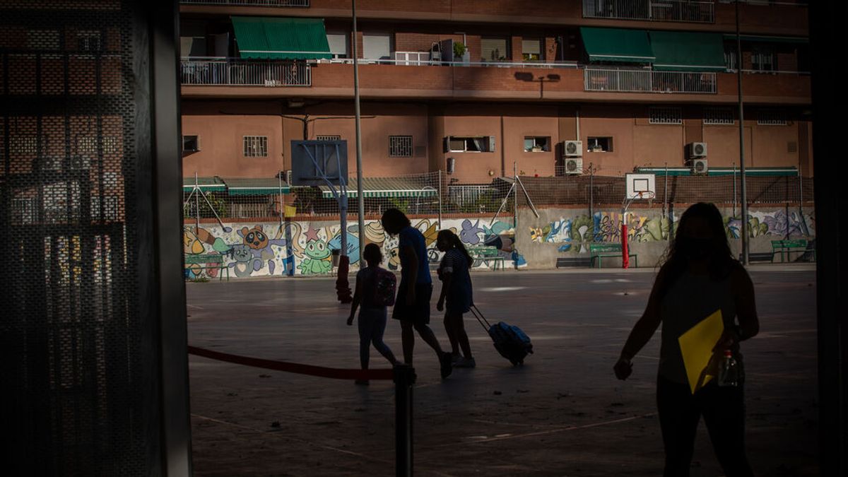 Cataluña propone eliminar los campos de fútbol de los patios escolares "para favorecer la igualdad"