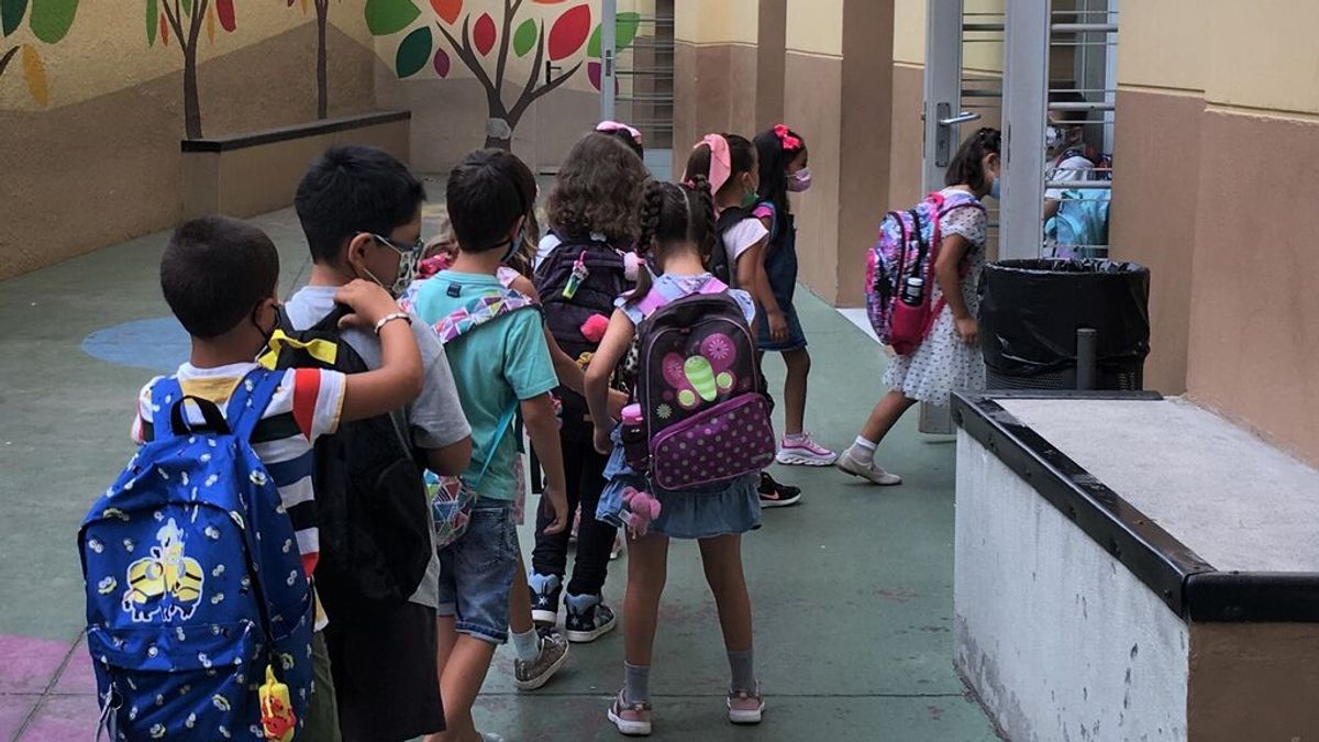 Los padres que llevaron a su hija sin mascarilla a un colegio de Granada no serán investigados Los padres que llevaron a su hija sin mascarilla a un colegio de Granada no serán investigados