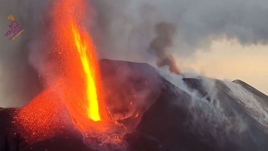 La fuerte actividad estromboliana que presenta el volcán, en imágenes