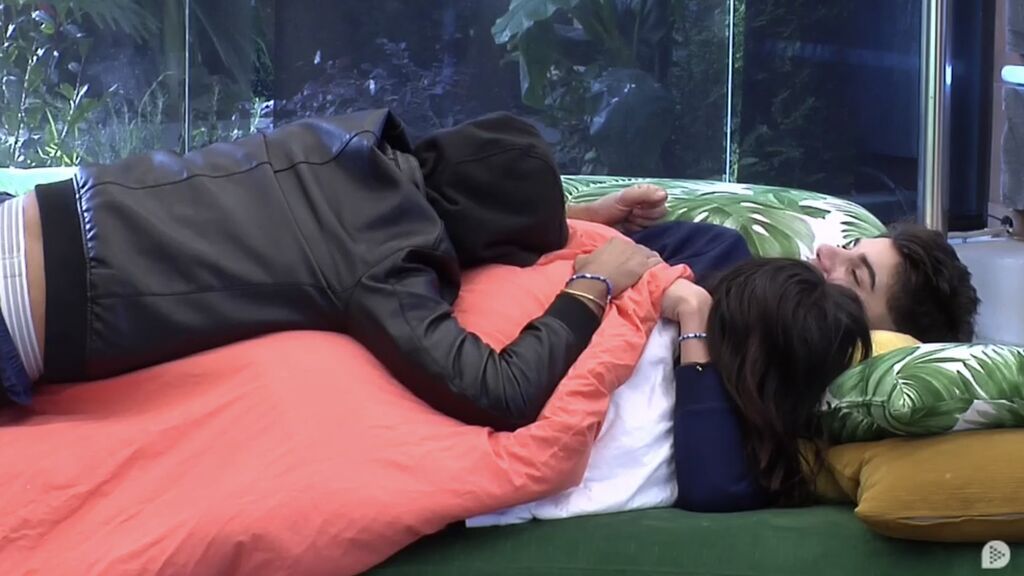 Luis se tumba encima de Julen y Sandra