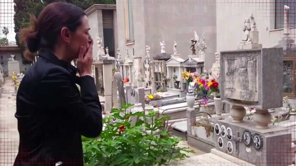 Raquel Sánchez Silva, en el cementerio tras la muerte de su marido