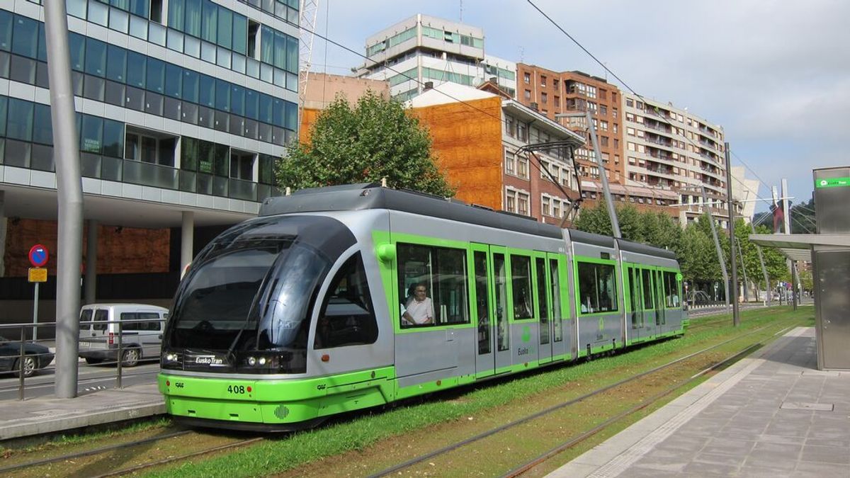 El tranvia llega a una de las paradas en Bilbao El tranvia llega a una de las paradas en Bilbao