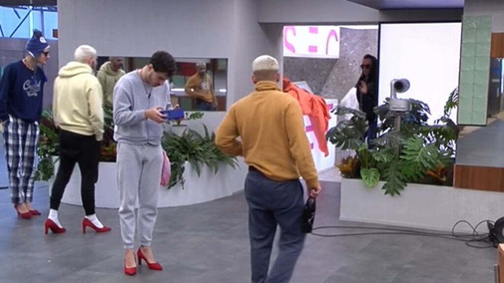 Se pasean en tacones por la casa