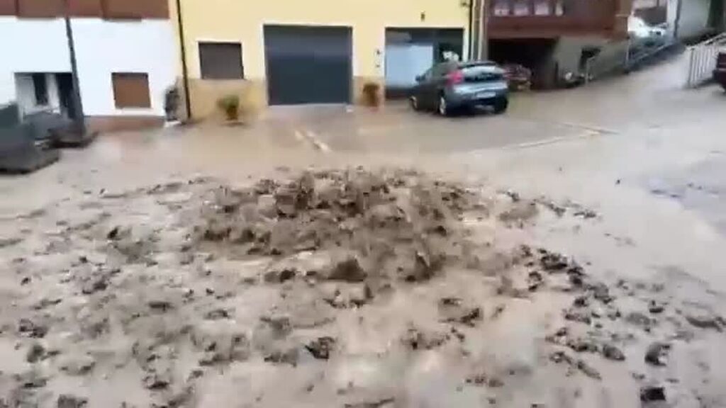 Las riadas por las fuertes lluvias arrasan un pueblo en Asturias