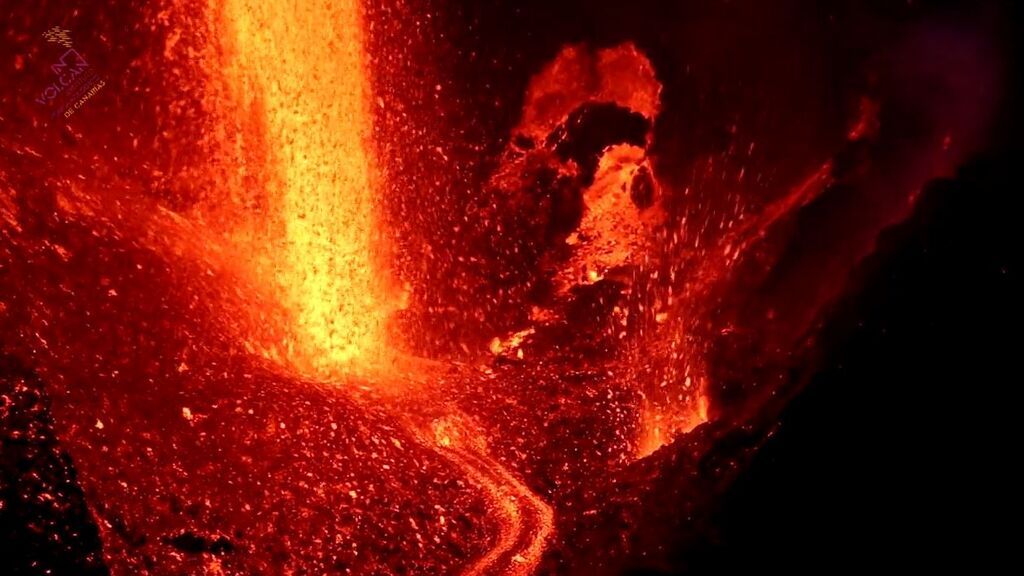 Las imágenes del interior del nuevo cono formado del volcán y su explosiva salida de lava