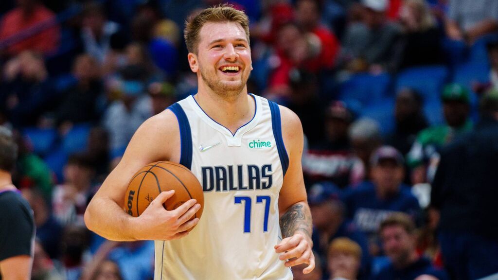 Luka Doncic hizo 20 puntos y dio 10 asistencias en la primera parte.