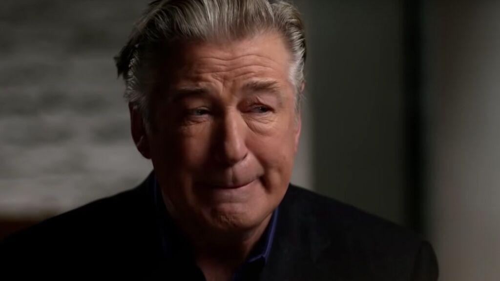 Alec Baldwin, roto en su primera entrevista tras el accidente: "Yo no apreté el gatillo"
