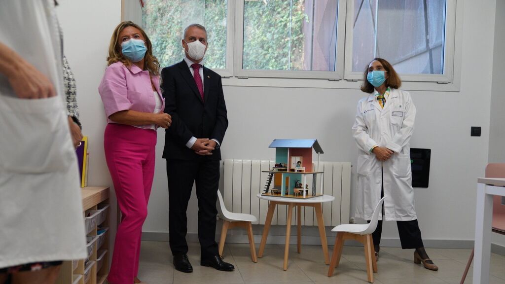El lehendakari y la consejera de Salud, Gotzone Sagardui, visitan un hospital
