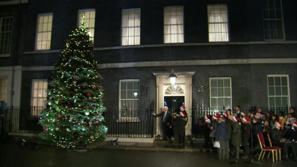 El encendido de luces del árbol de Navidad de Boris Johnson en Downing Street falla a la primera