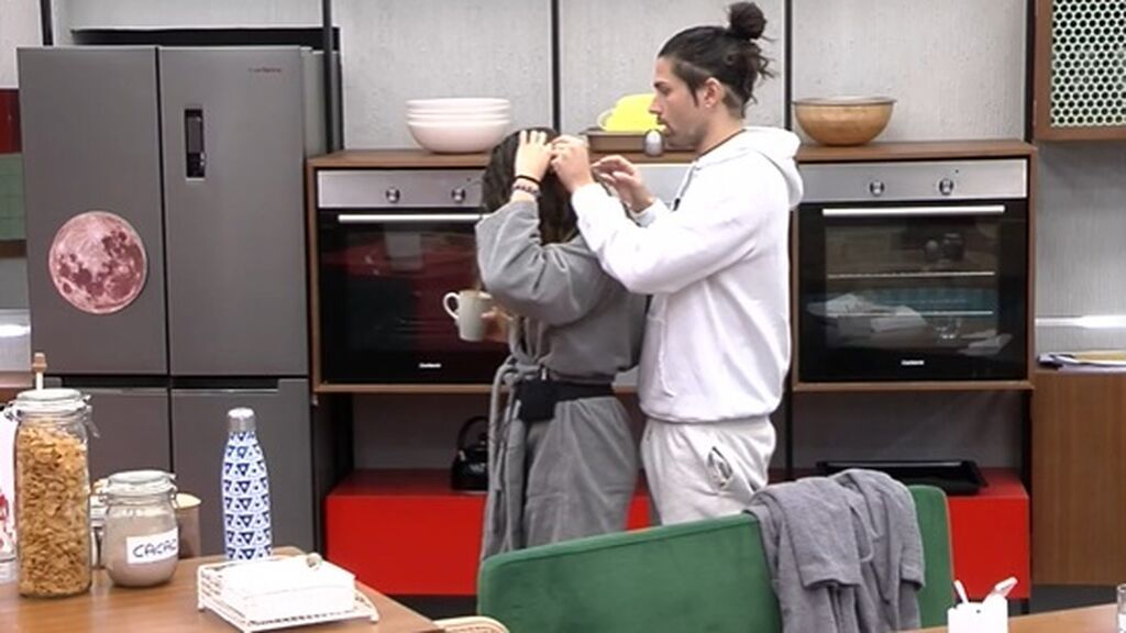 Luca le mira las extensiones a Cris