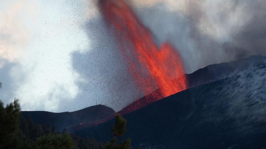 El volcán de La Palma cumple 75 días de erupción con plena actividad: el cono secundario no deja de crecer