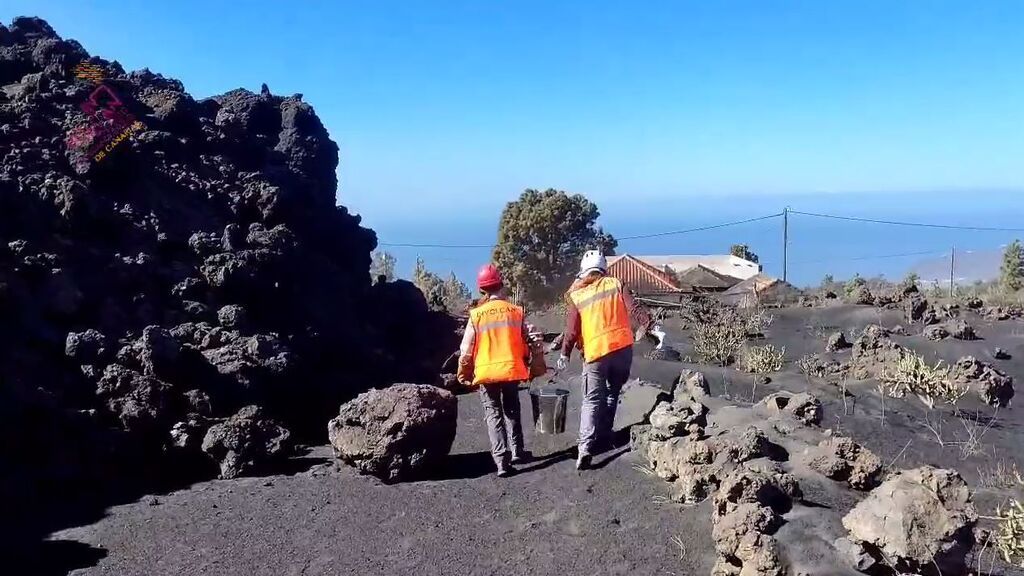 Las recogidas de lava diarias, fundamentales para entender los procesos internos de la erupción del volcán