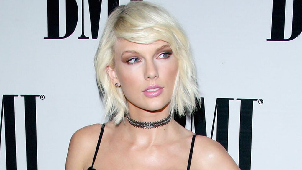 Taylor ha lucido un pelo corto platino.