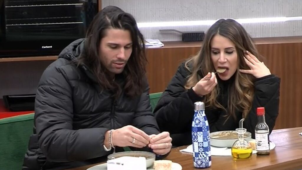 Cris y Luca, comiendo