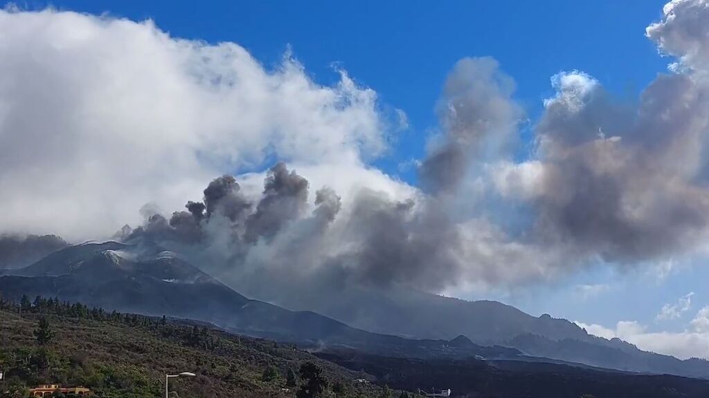 El volcán vuelve a tener actividad en su cono principal y expulsa una columna densa de ceniza y gases tras varios días 'dormido'