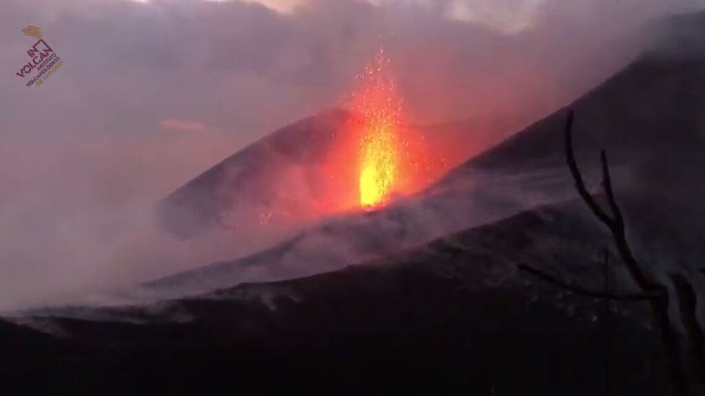Así ruge una de las bocas eruptivas del volcán, vista desde la pista Cabeza de Vaca