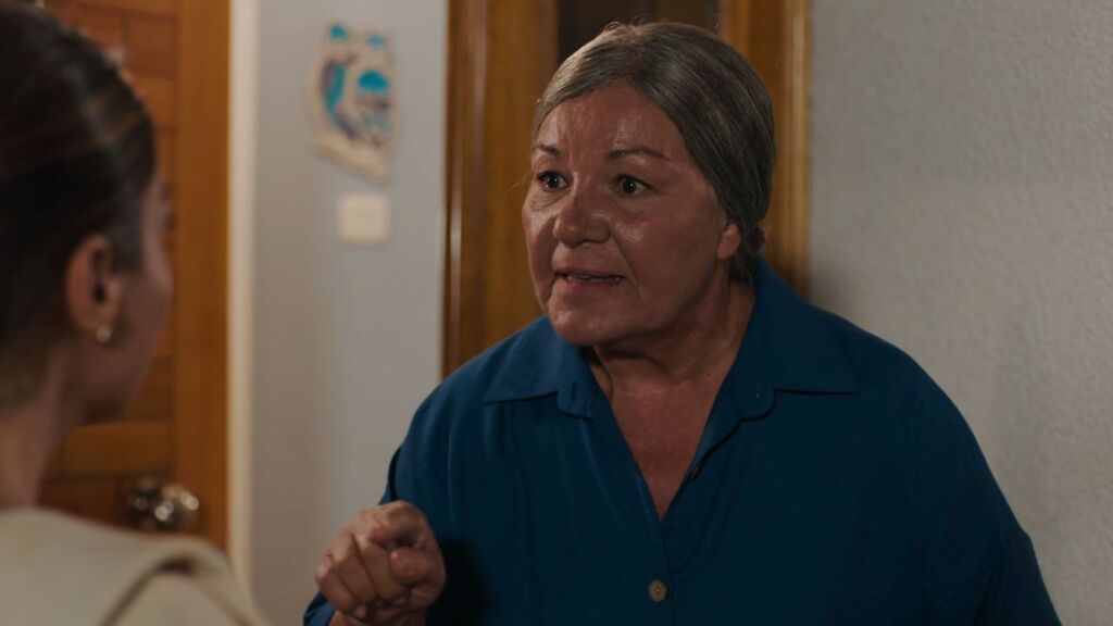 La abuela de Poyraz echa a Esra