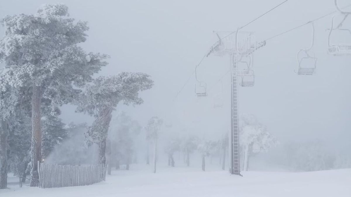 La ventisca impide abrir la estación de esquí Puerto de Navacerrada