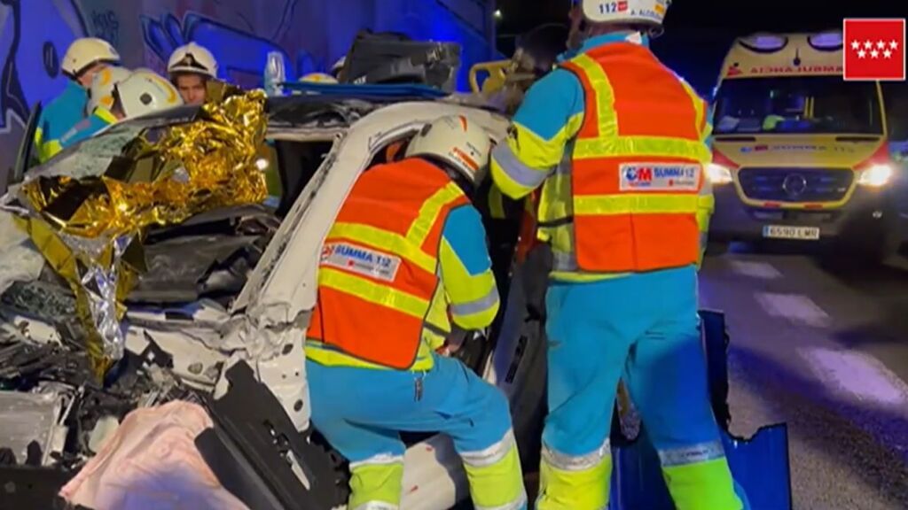 Dos heridos graves en un accidente en Madrid: la conductora perdió el control del vehículo y cayó desde 5 metros