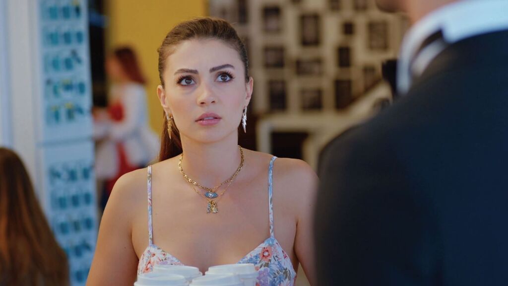 Esra tendrá que vestirse de novia junto a Ozan