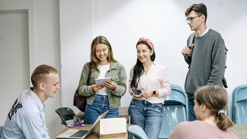 Un grupo de amigos en la universidad