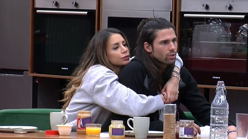 Cris abraza a Luca