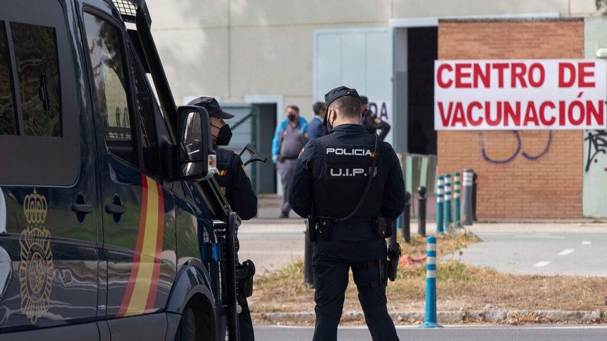 Un juez sentencia que Cataluña discriminó a policías nacionales y guardias civiles en su vacunación Un juez sentencia que Cataluña discriminó a policías nacionales y guardias civiles en su vacunación