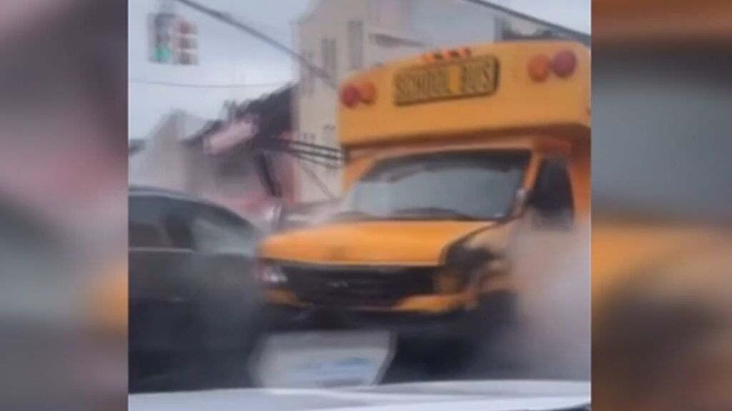 Causa el caos a bordo de un bus escolar en Nueva York