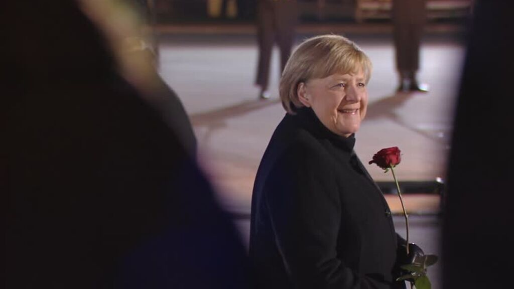 Rosas rojas y la música punk de Nina Hagen en el adiós militar más emotivo para Merkel