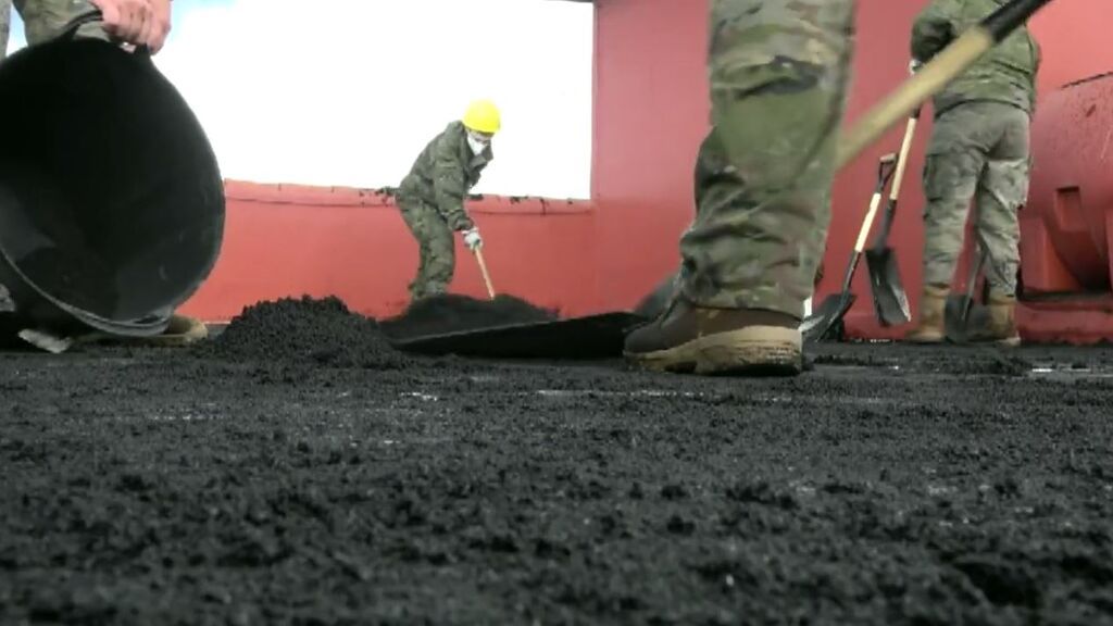 La UME y el Ejército de Tierra apoyan a la población de La Palma en la retirada de toneladas de ceniza