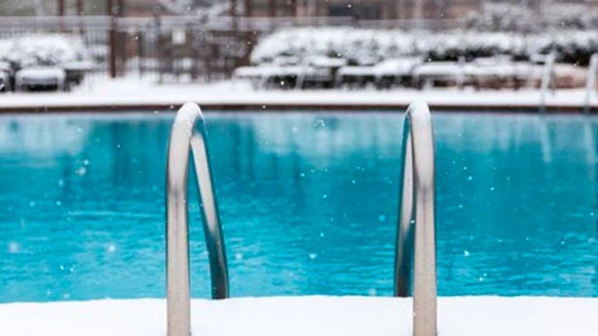 Cómo se puede mantener una piscina en invierno sin vaciar el agua: desde las mantas térmicas al cobertor de invierno.