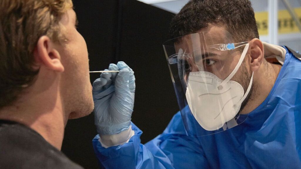 Ómicron multiplica por 2,4 el riesgo de reinfección: "Una infección previa no ofrece protección"