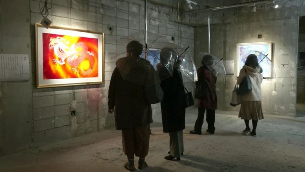 Una exposición de arte en Tokio reparte paraguas como medida de distancia social