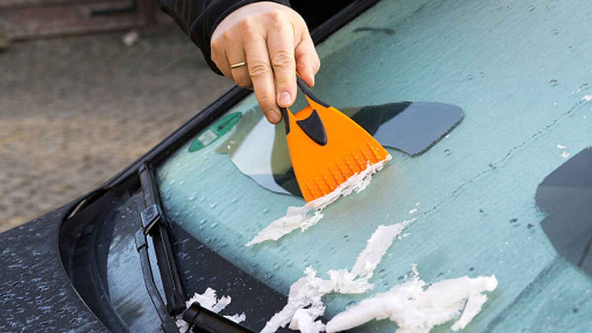 Heladas en España por el frío polar: cómo quitar el hielo del parabrisas de tu coche