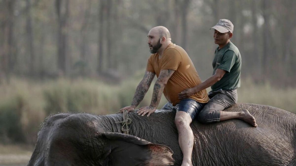 Kiko Rivera olvida sus dramas familiares entre elefantes: así ha sido su terapia con Jesús Calleja en Nepal