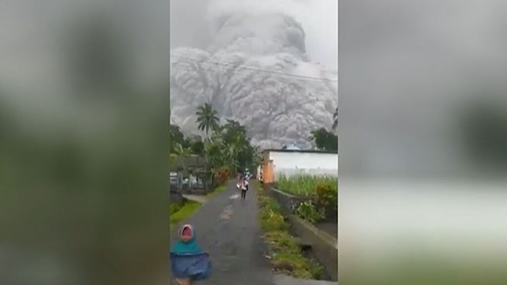 La erupción del volcán Semeru pone en alerta a Indonesia: cientos de vecinos evacuan Java Oriental