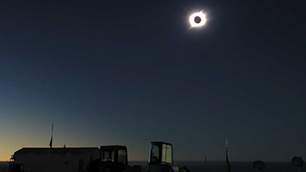 Un raro eclipse total de Sol ha oscurecido la Antártida este sábado