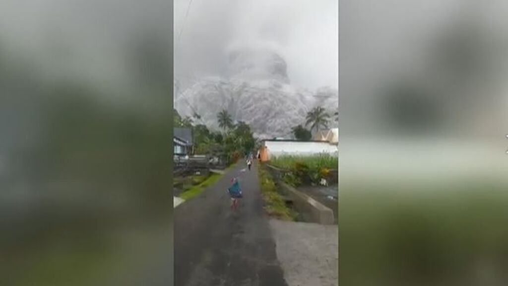 Los vecinos de Java Oriental huyen despavoridos tras la erupción del volcán Semeru
