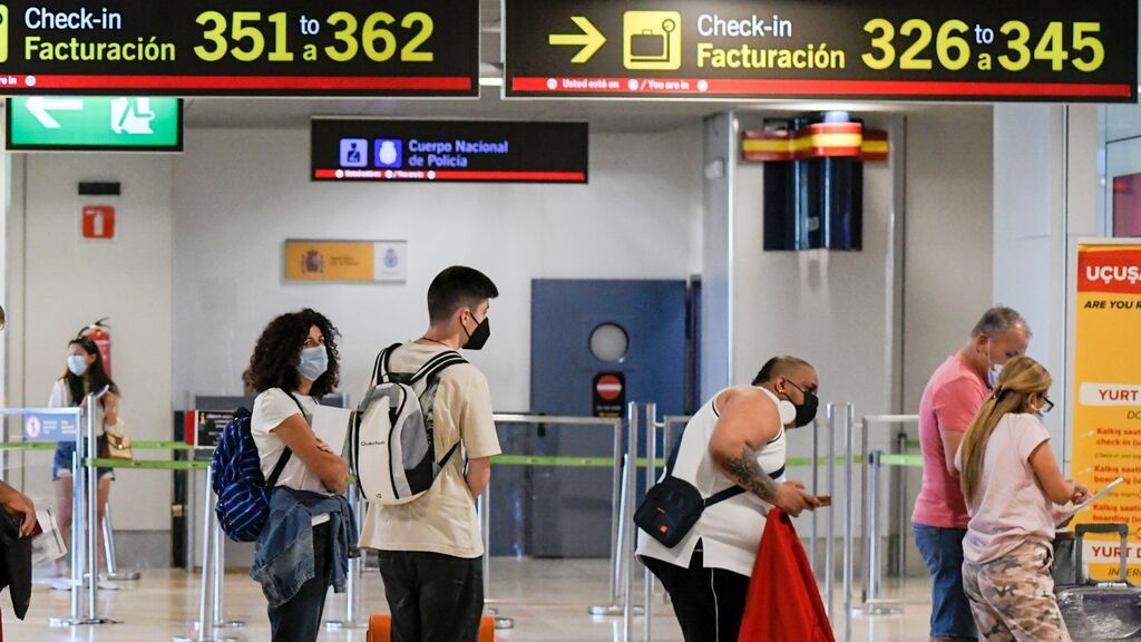 Denuncian hasta 5.000 vuelos perdidos en noviembre en Barajas por retrasos en el control de pasaportes