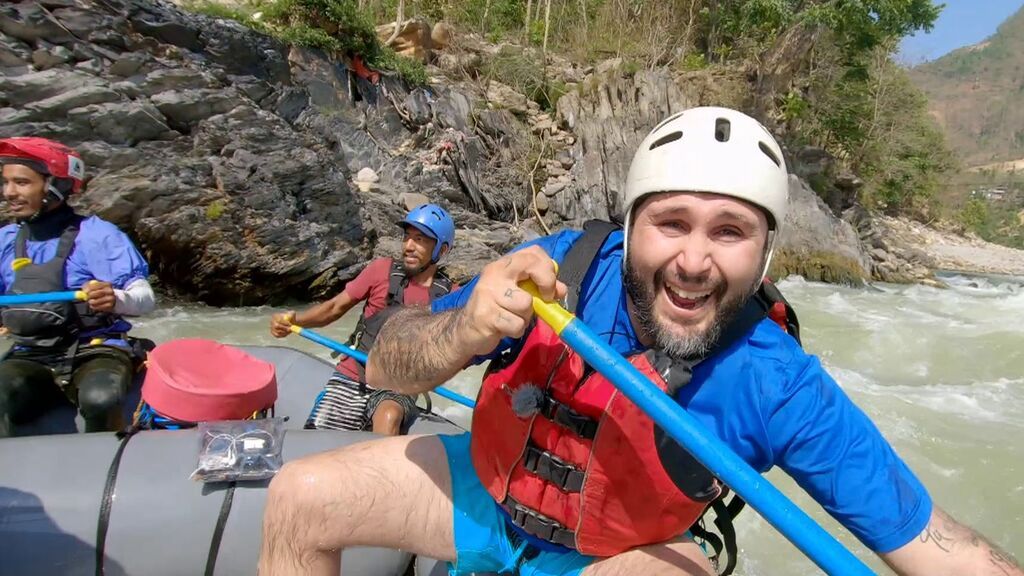 Kiko Rivera hace rafting y acaba fuera de la barca