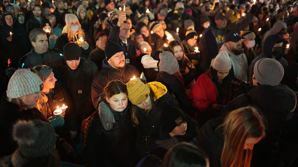 Emotiva vigilia en memoria de las víctimas del tiroteo de Michigan