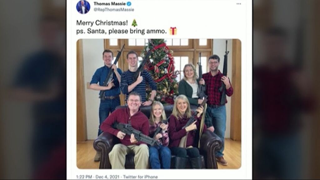 Un congresista de EEUU posa con toda su familia con armas: "Por favor Santa Claus, traiga munición"
