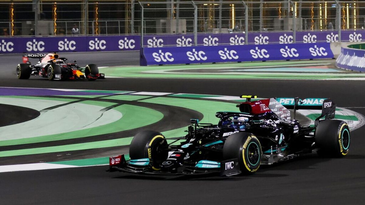 Hamilton se imponen en Arabia Saudita a Verstappen en un duelo lleno de polémicas