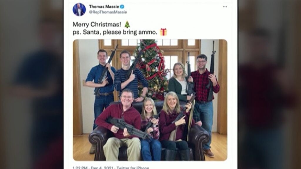 La polémica felicitación navideña de un congresista de EEUU, posando con armas: "Santa Claus, traiga munición"