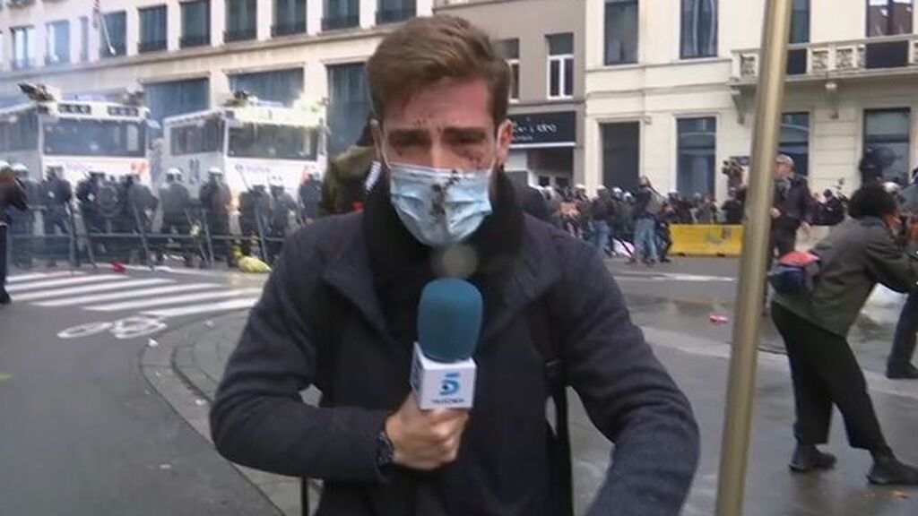 Tensión en Bruselas frente a las instituciones europeas durante una manifestación de negacionistas y antivacunas