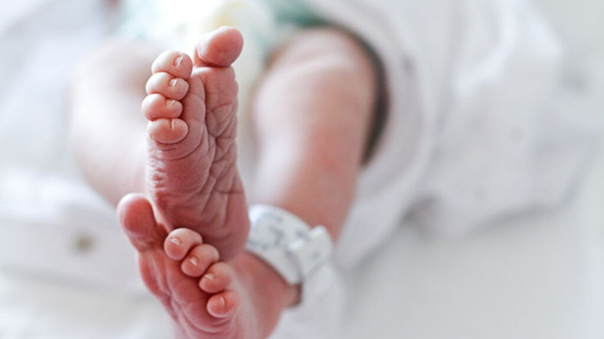 Los padres de un recién nacido que murió por covid advierten: "Tenga cuidado con quién toca a su bebé"