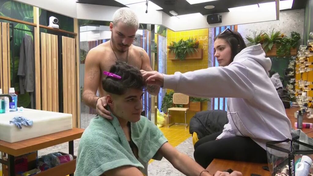 Dani corta el pelo a Julen